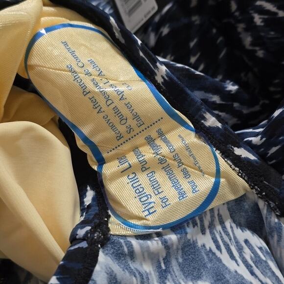 Miraclesuit Platinum Print Escape One Piece‎ Swimsuit Blue and White Size 16 New - Picture 9 of 9